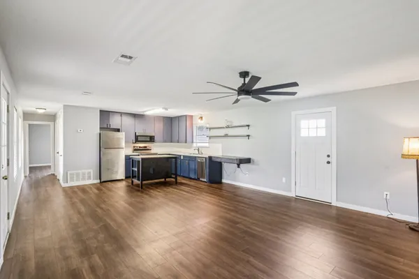 $1,450 | 755 East Bellville Street, Giddings, TX 78942