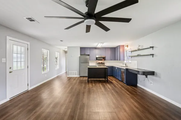 $1,450 | 755 East Bellville Street, Giddings, TX 78942