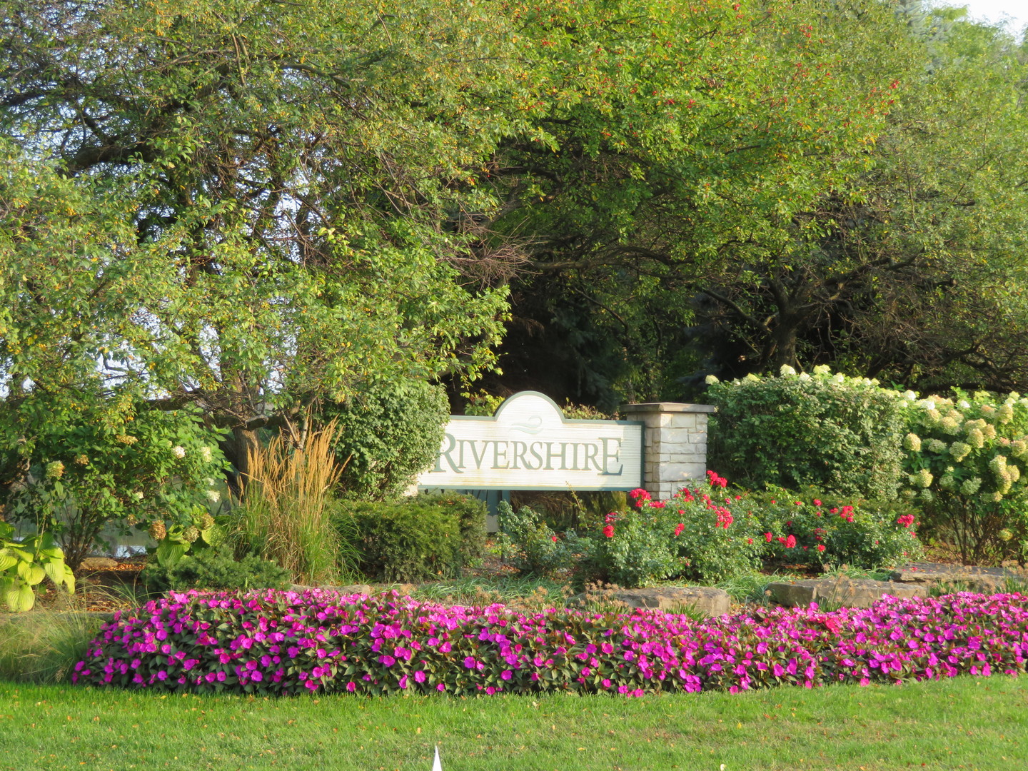117 Rivershire Lane Lincolnshire, IL 60069 - Photo 19 of 19 a view of a sign in front of house with yard