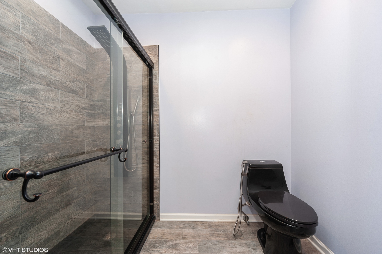 117 Rivershire Lane Lincolnshire, IL 60069 - Photo 9 of 19 a bathroom with a toilet and a sink