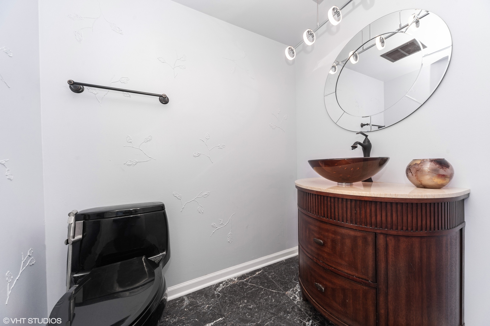 117 Rivershire Lane Lincolnshire, IL 60069 - Photo 10 of 19 a bathroom with a sink and mirror