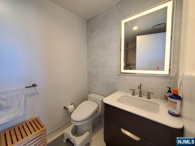 320 Adolphus Avenue, Unit 914 Cliffside Park, NJ 07010 - Photo 15 of 19 a bathroom with a sink toilet and vanity