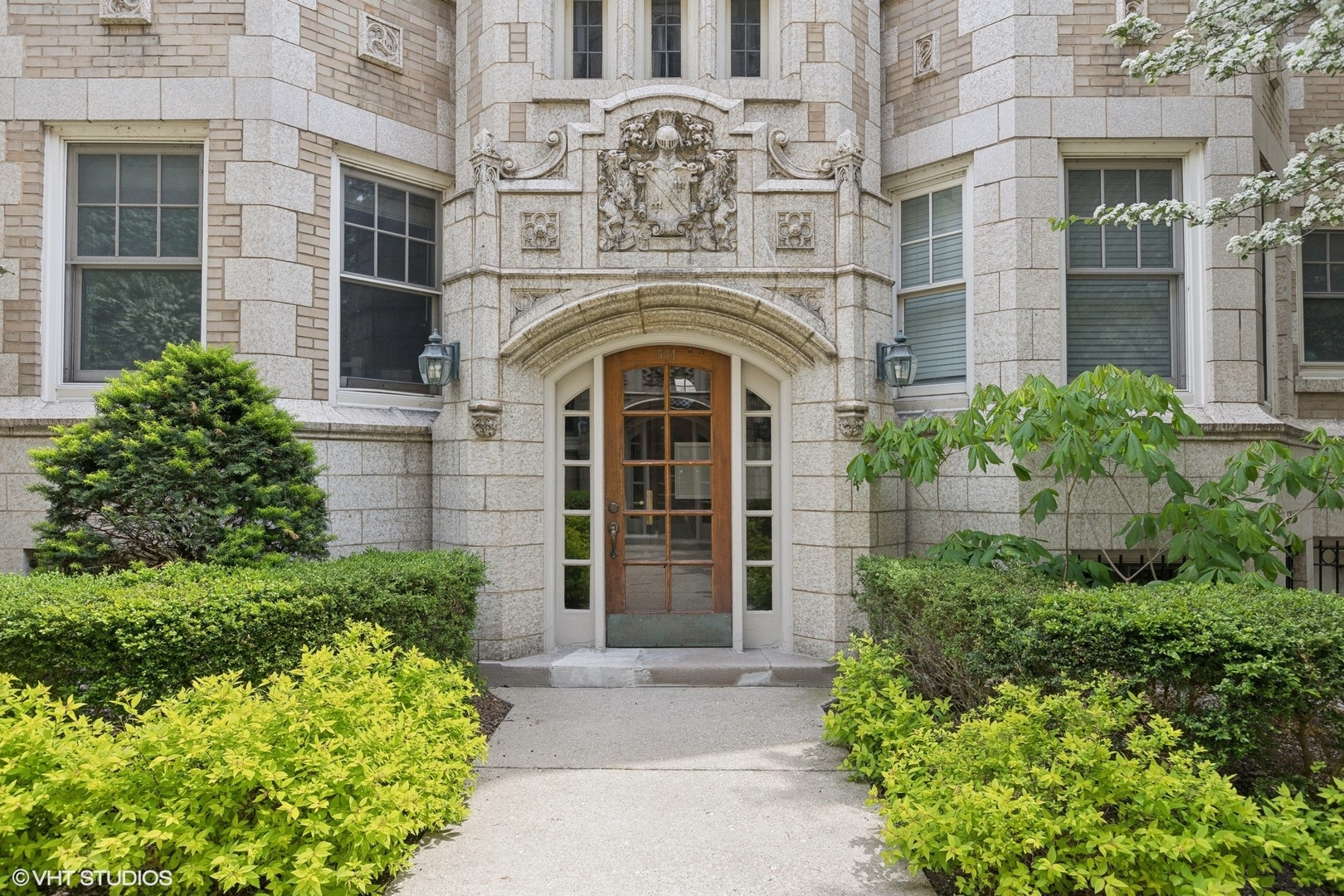 534 West Brompton Avenue, Unit 1N Chicago, IL 60657 - Photo 2 of 20 front view of a building