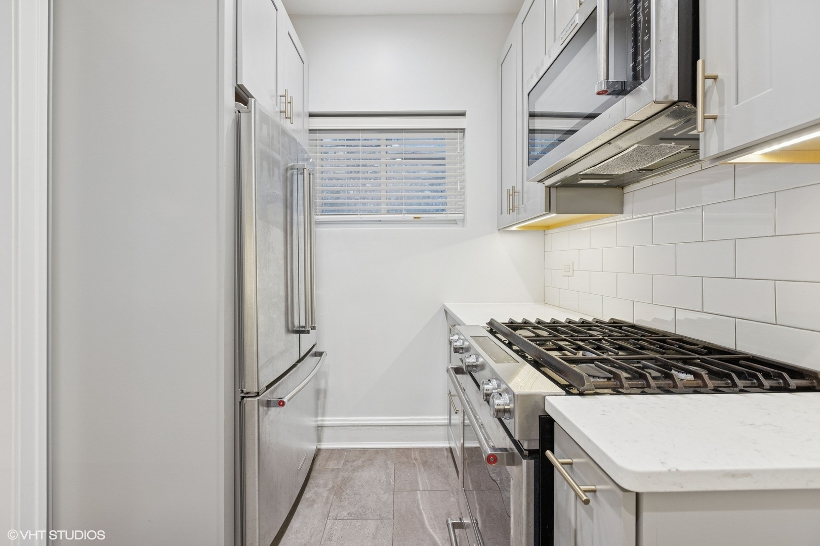 534 West Brompton Avenue, Unit 1N Chicago, IL 60657 - Photo 7 of 20 a kitchen with a stove and a refrigerator