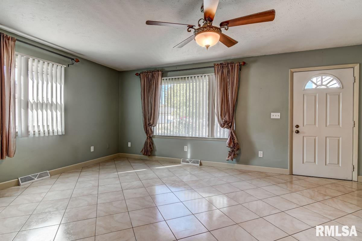 2304 Tamaroa Trail Springfield, IL 62702 - Photo 8 of 40