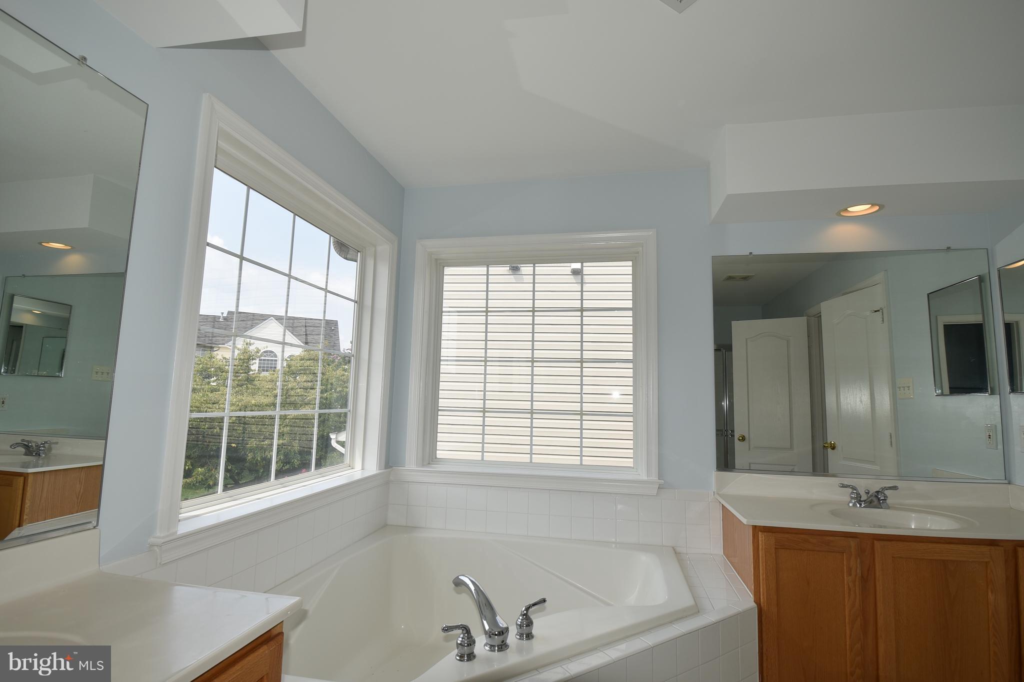 14008 Falconcrest Road Germantown, MD 20874 - Photo 20 of 25 Bath (Master)
