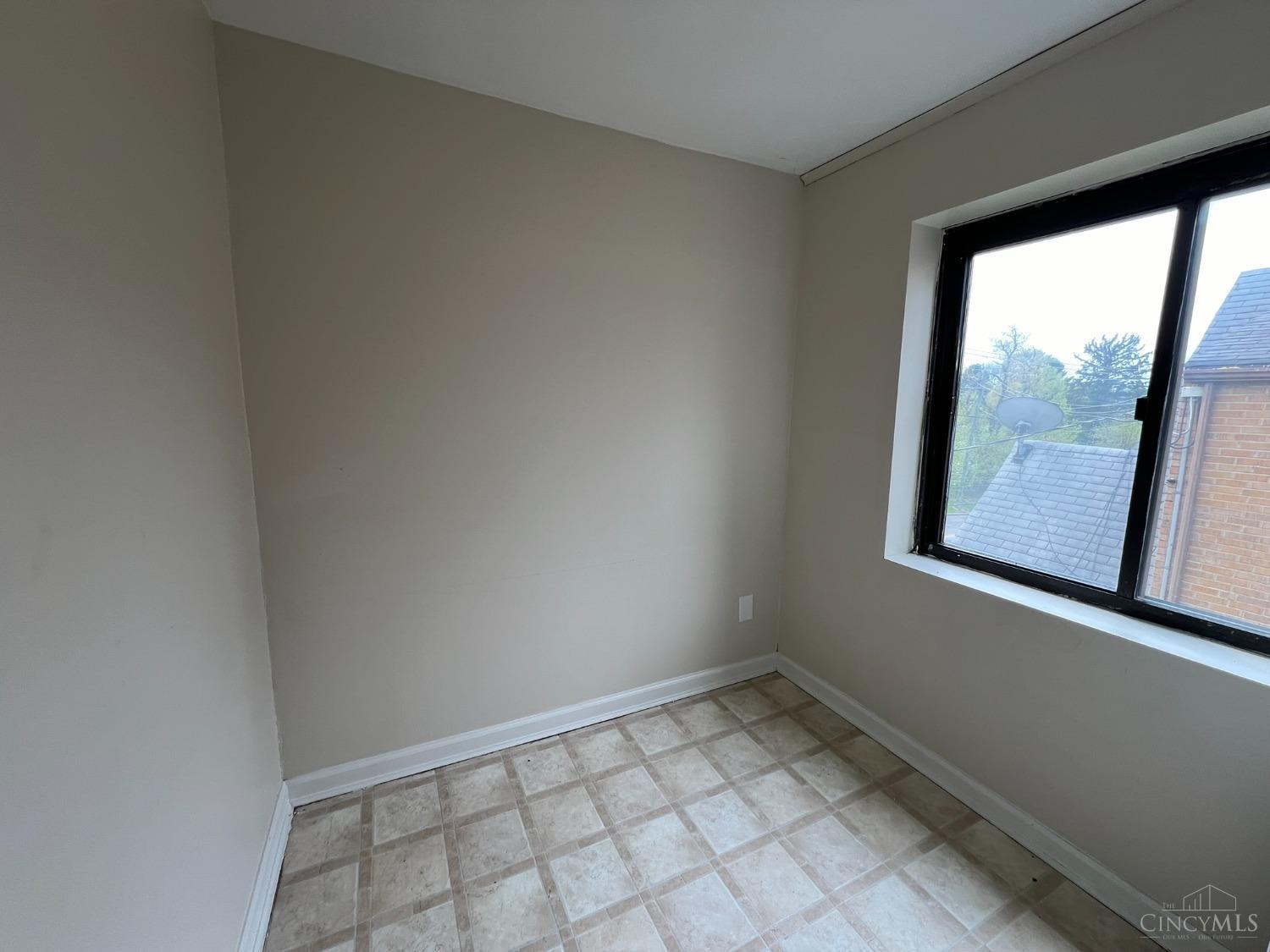 5028 Rapid Run Road Cincinnati, OH 45238 - Photo 6 of 9 Gallery Image 6