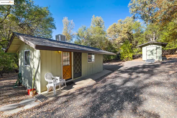 a view of a house with backyard