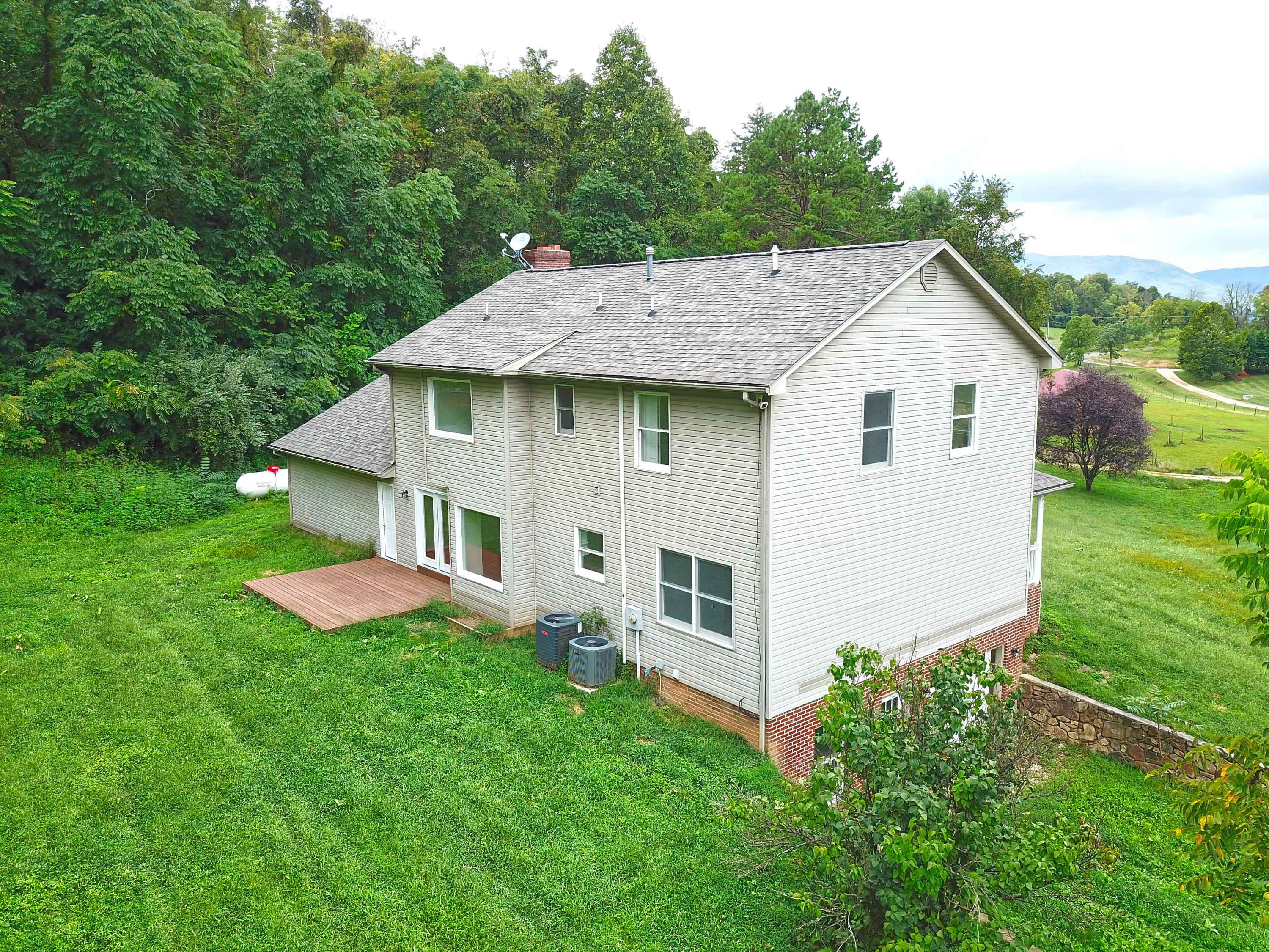 2271 Country Club Road Troutville, VA 24175 - Photo 5 of 28 5 Back 1
