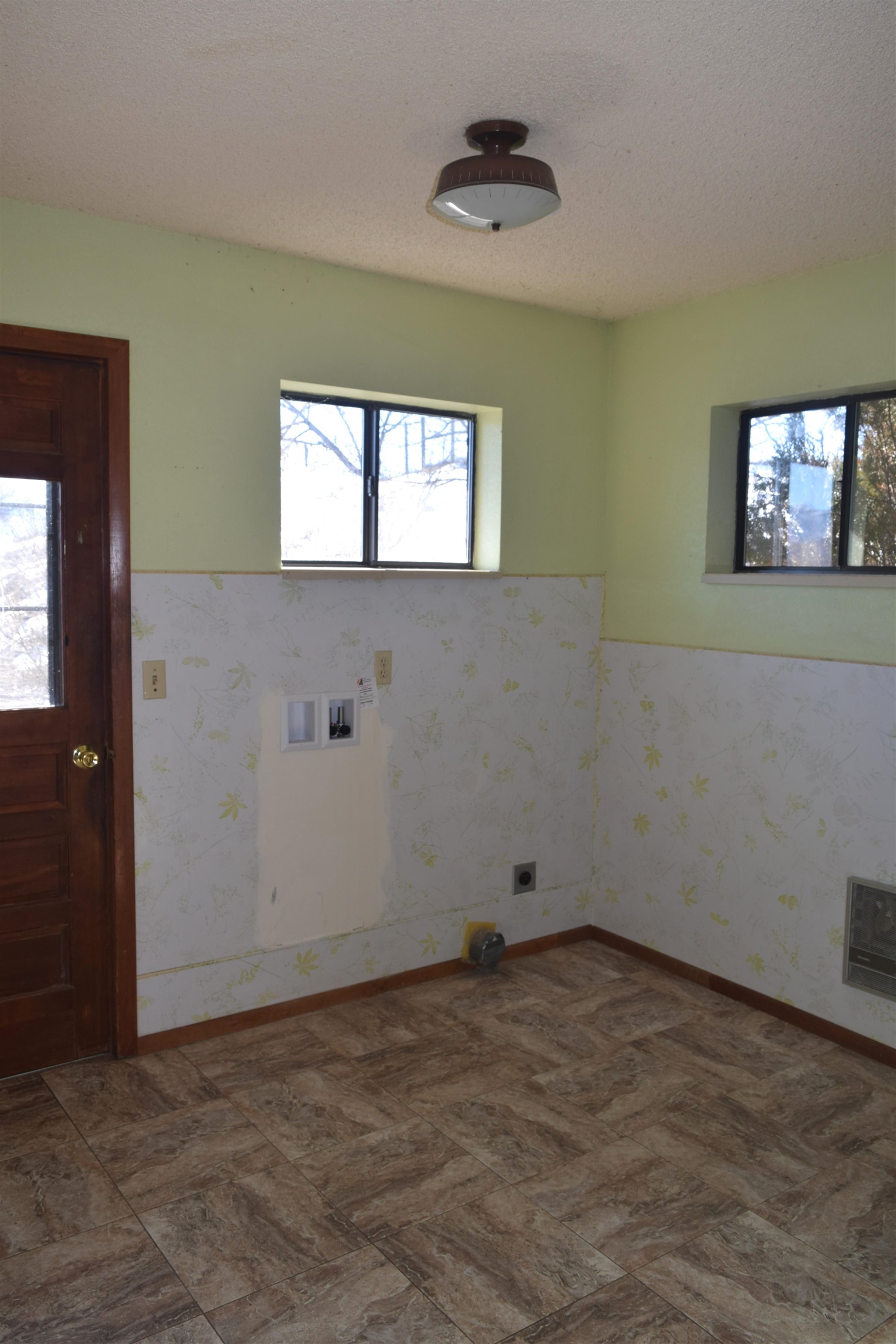 4399 44 Road De Beque, CO 81630 - Photo 19 of 31 an empty room with windows