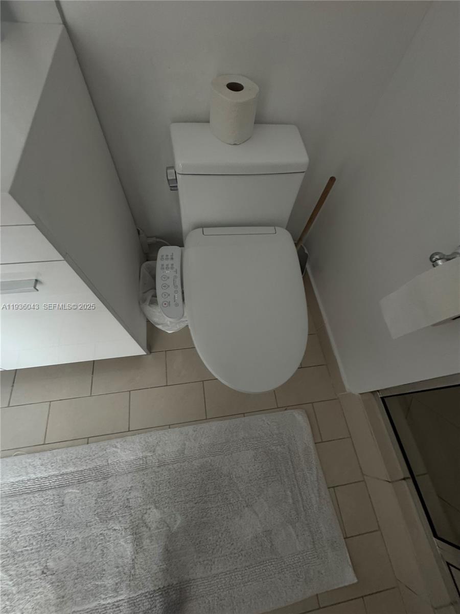 1111 Southwest 1st Street, Unit 2616 Miami, FL 33130 - Photo 17 of 27 a utility room with dryer and washer