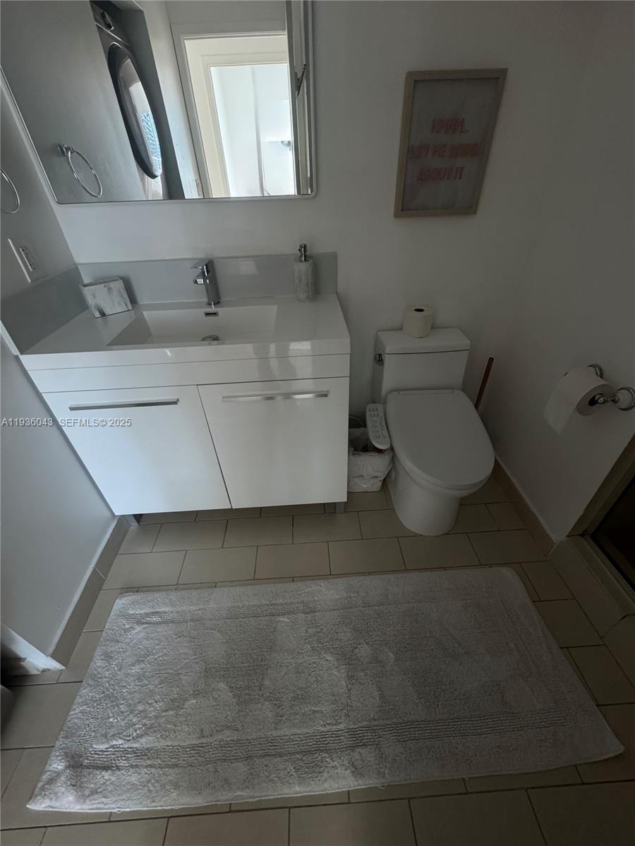 1111 Southwest 1st Street, Unit 2616 Miami, FL 33130 - Photo 18 of 27 a bathroom with a sink and a toilet