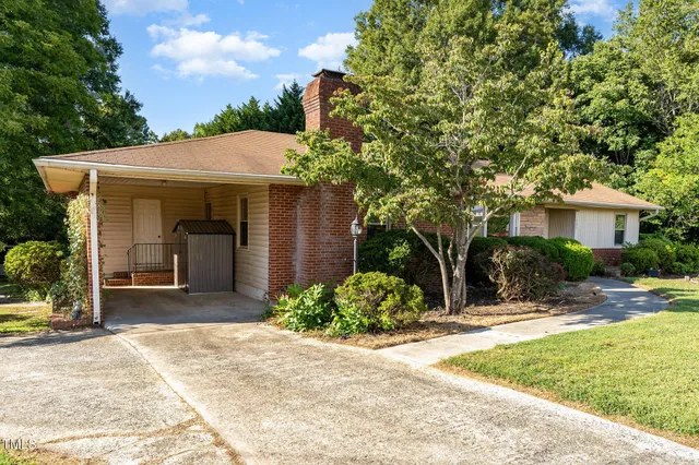 a view of a house with yard and plants