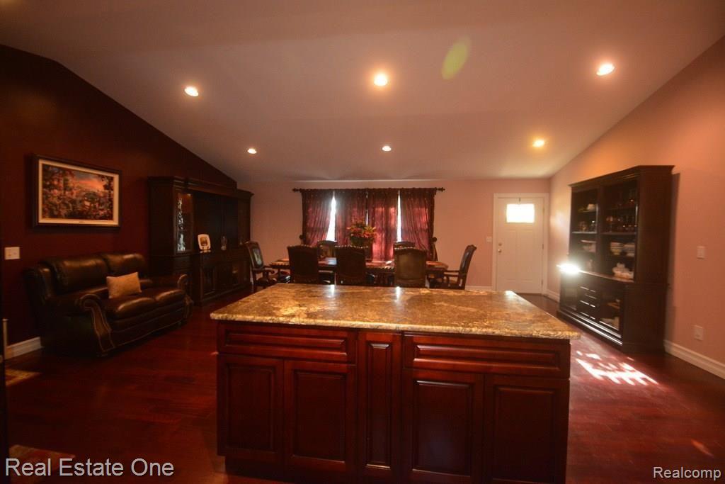 3290 Melvin Avenue Rochester, MI 48307 - Photo 2 of 33 09-DSC_9452.jpg