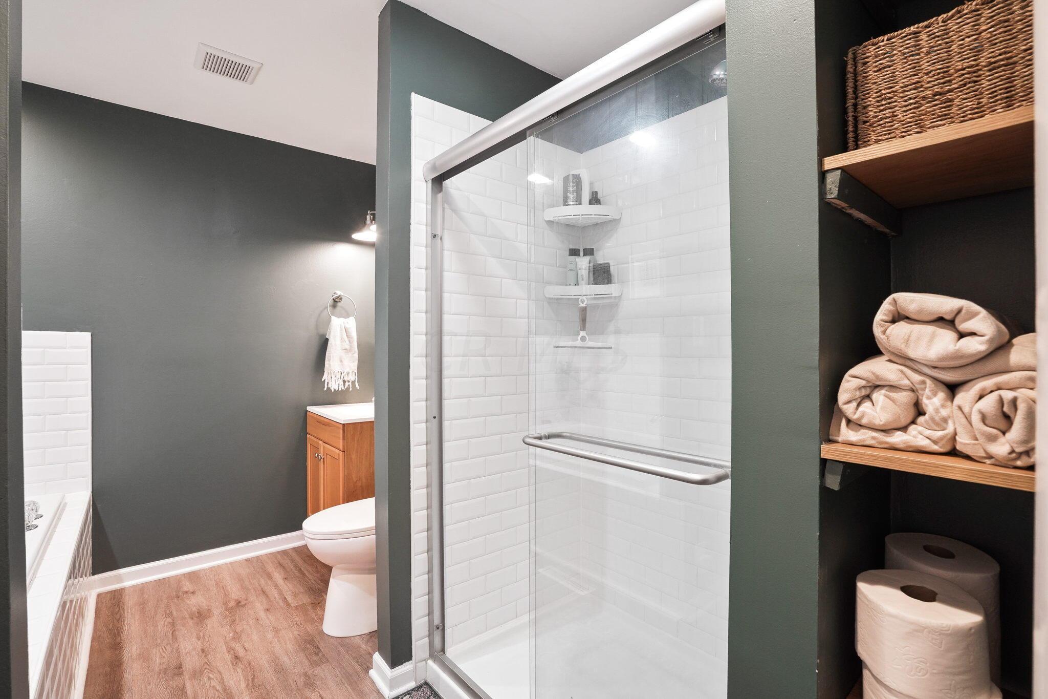 4755 Glendon Road Columbus, OH 43229 - Photo 16 of 40 Full Bathroom