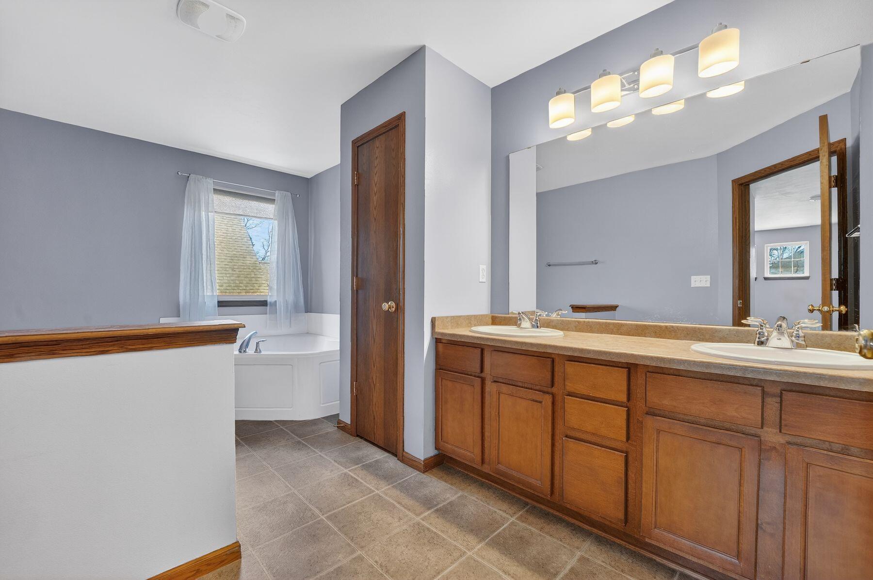 4226 West Willow Way Milwaukee, WI 53221 - Photo 17 of 30 Primary Suite