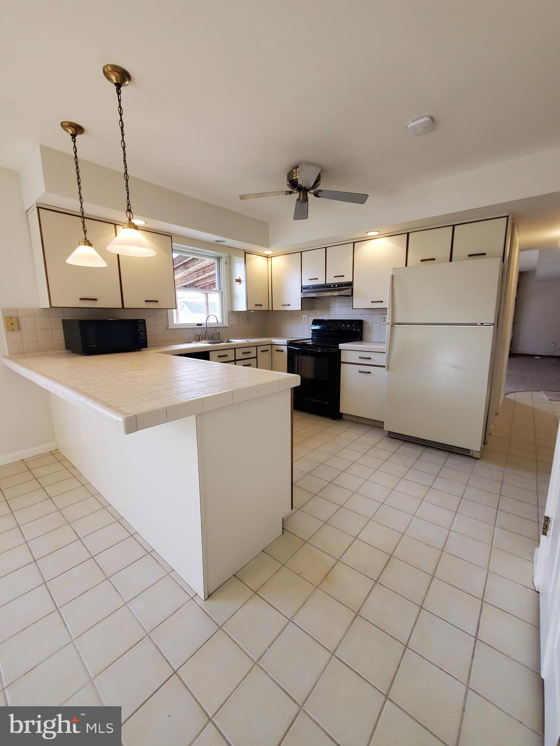828 Cliff Road Bensalem, PA 19020 - Photo 8 of 33 Gallery Image 8