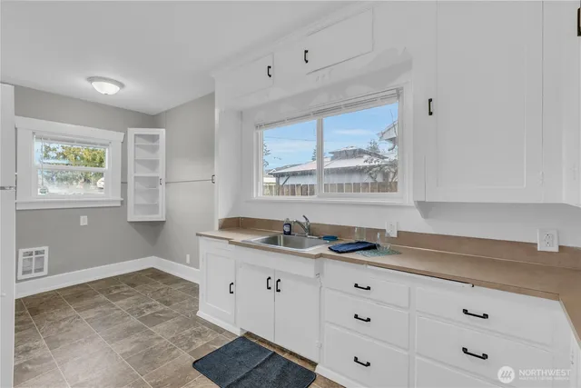 $2,395 | 3825 South 12th Street, Tacoma, WA 98405