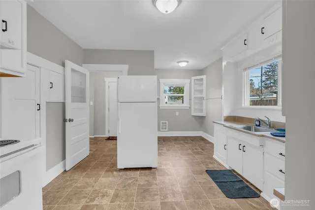 $2,395 | 3825 South 12th Street, Tacoma, WA 98405