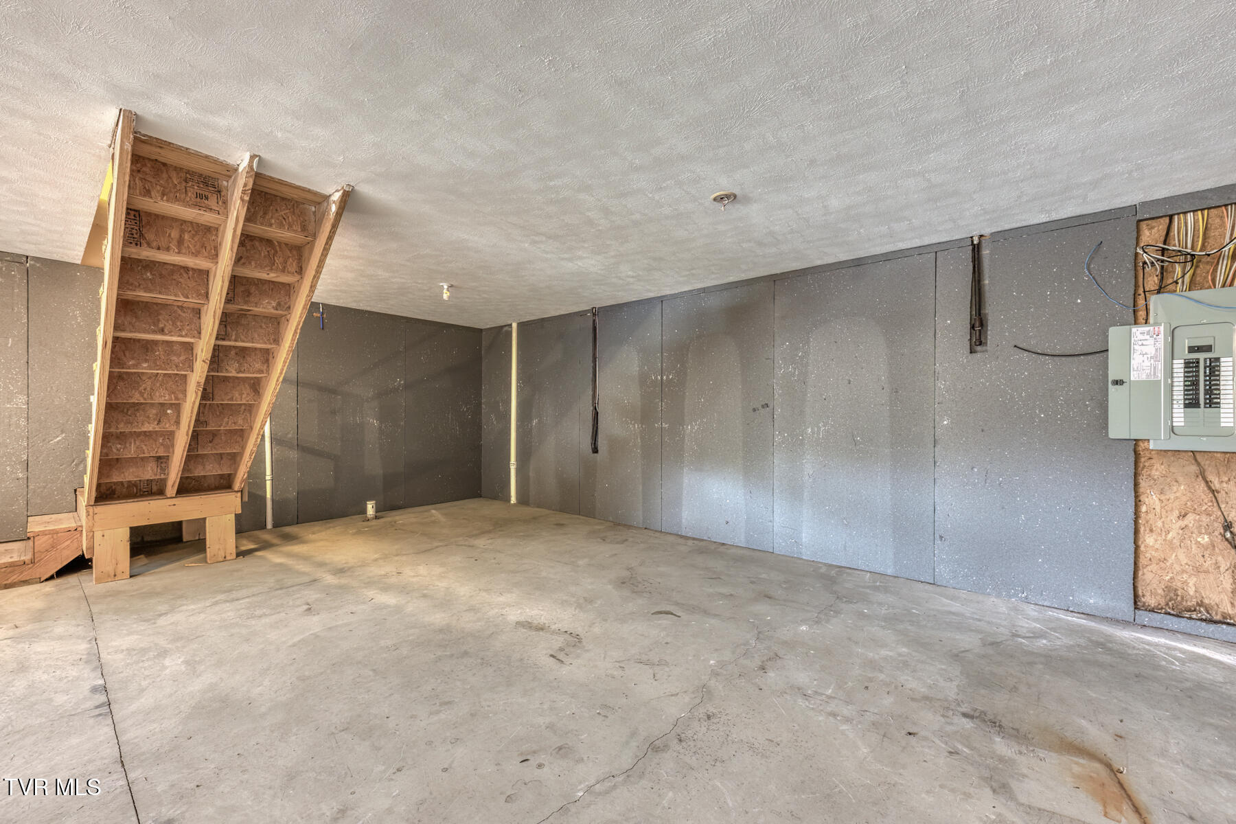 153 Hunters Run Lane Mount Carmel, TN 37645 - Photo 27 of 36 153 Hunters Run Ln-27