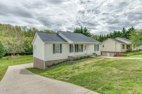 $299,000 | 153 Hunters Run Lane, Mount Carmel, TN 37645