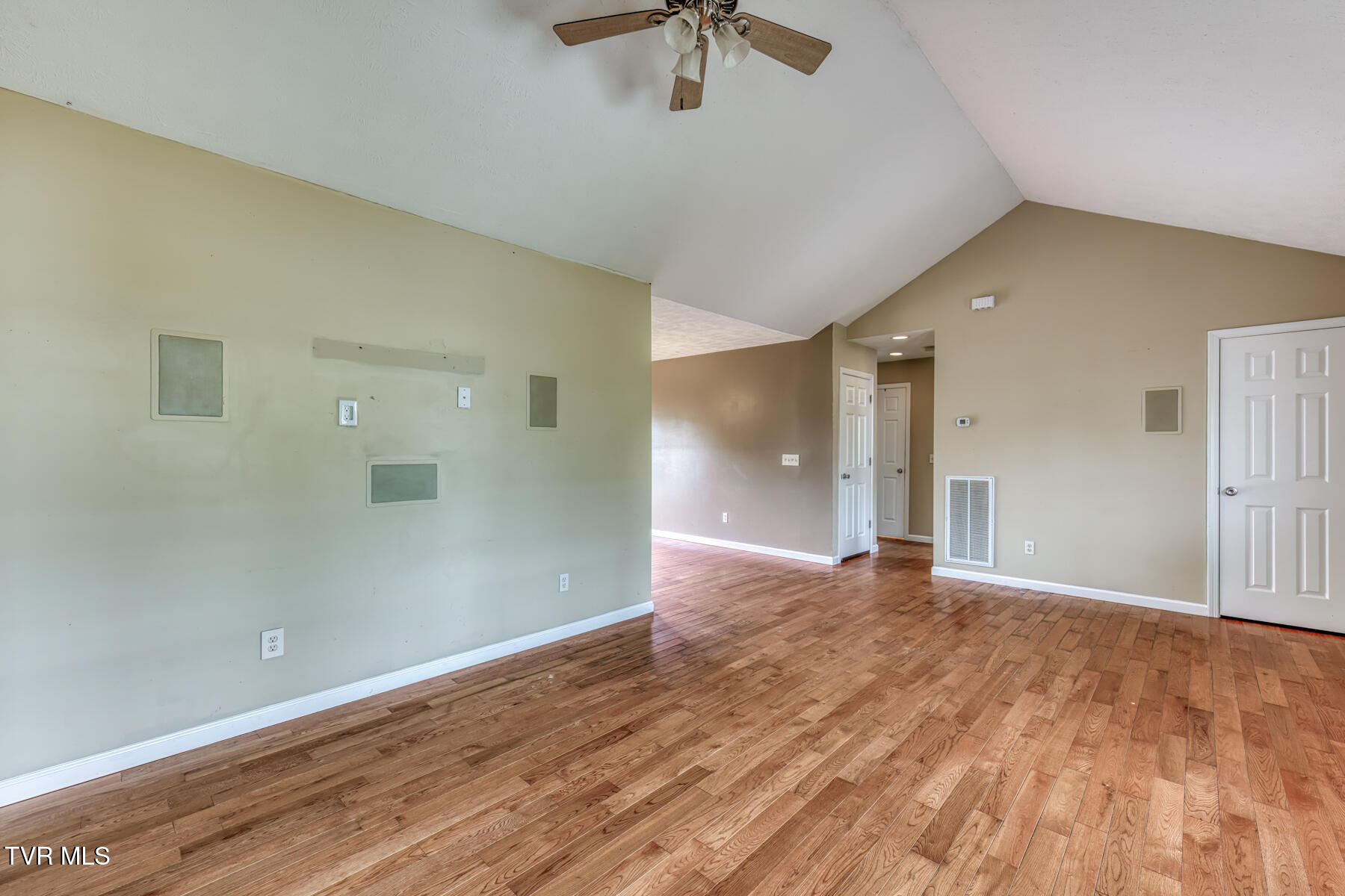 153 Hunters Run Lane Mount Carmel, TN 37645 - Photo 5 of 36 153 Hunters Run Ln-5