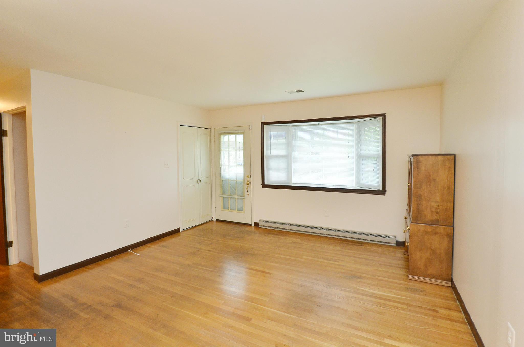 1001 South Hoga Road Sterling, VA 20164 - Photo 2 of 20 Living Room