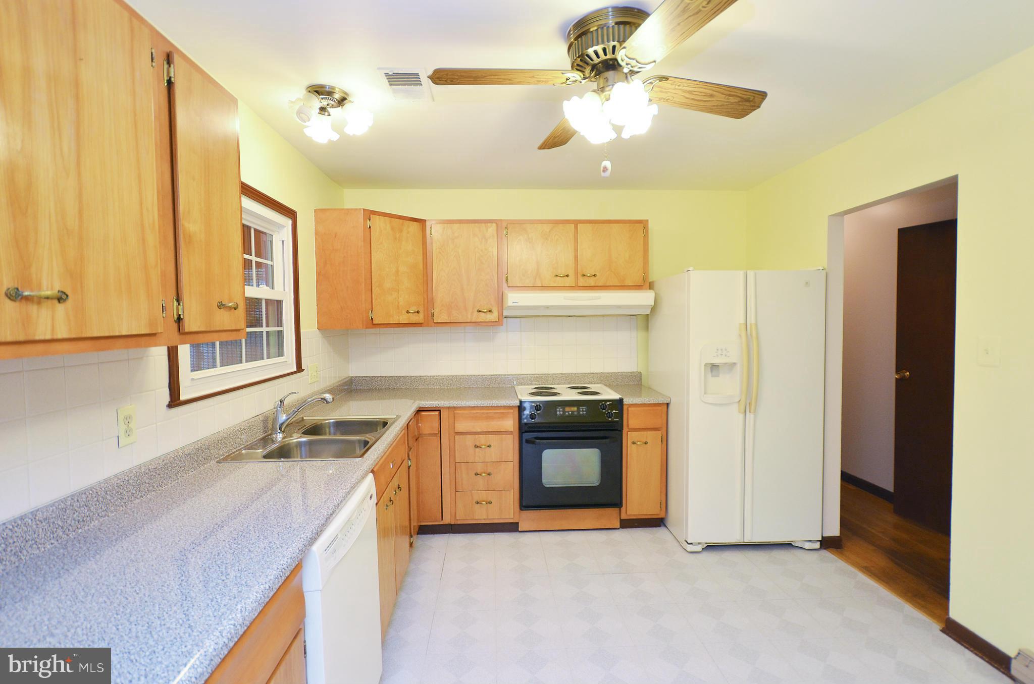 1001 South Hoga Road Sterling, VA 20164 - Photo 4 of 20 Kitchen