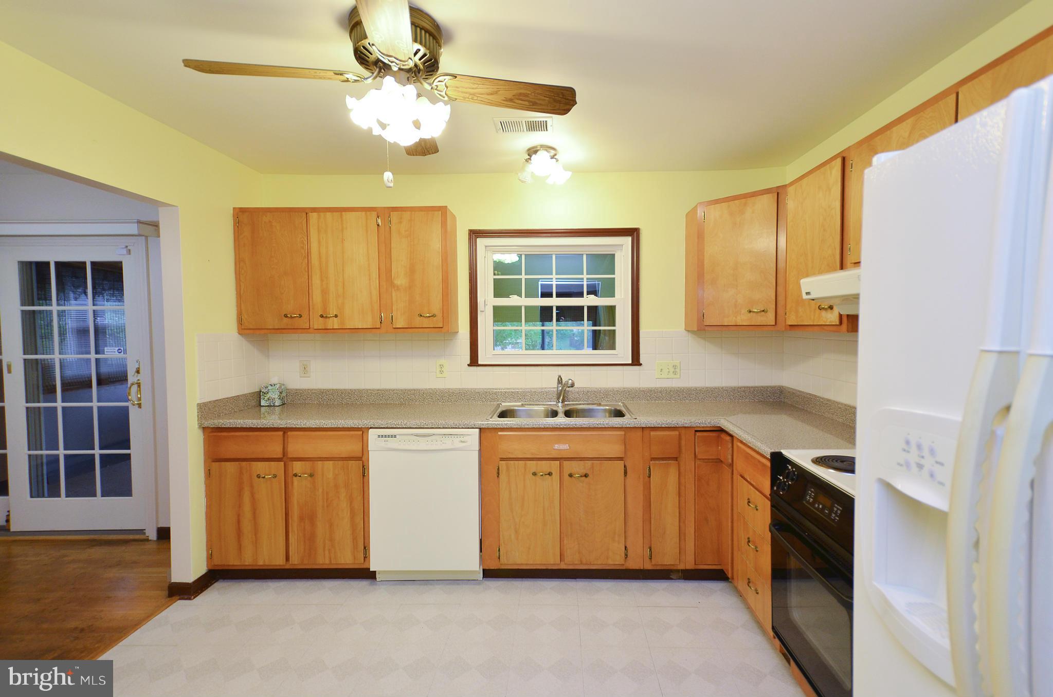 1001 South Hoga Road Sterling, VA 20164 - Photo 5 of 20 Kitchen