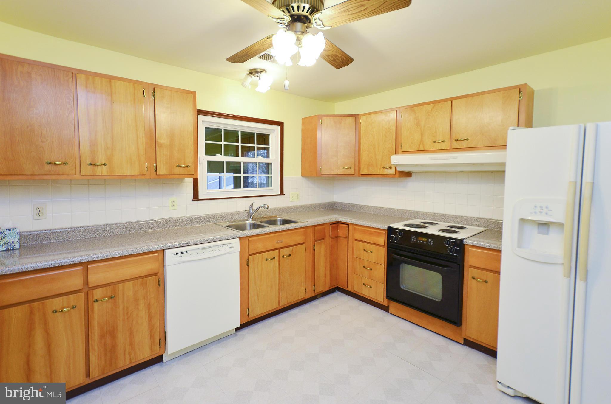 1001 South Hoga Road Sterling, VA 20164 - Photo 6 of 20 Kitchen