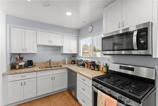 $1,275,000 | 16582 Lucia Lane, Huntington Beach, CA 92647