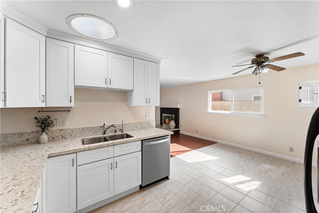 16582 Lucia Lane Huntington Beach, CA 92647 - Photo 4 of 46