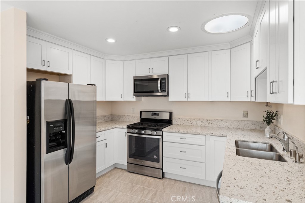 16582 Lucia Lane Huntington Beach, CA 92647 - Photo 6 of 46