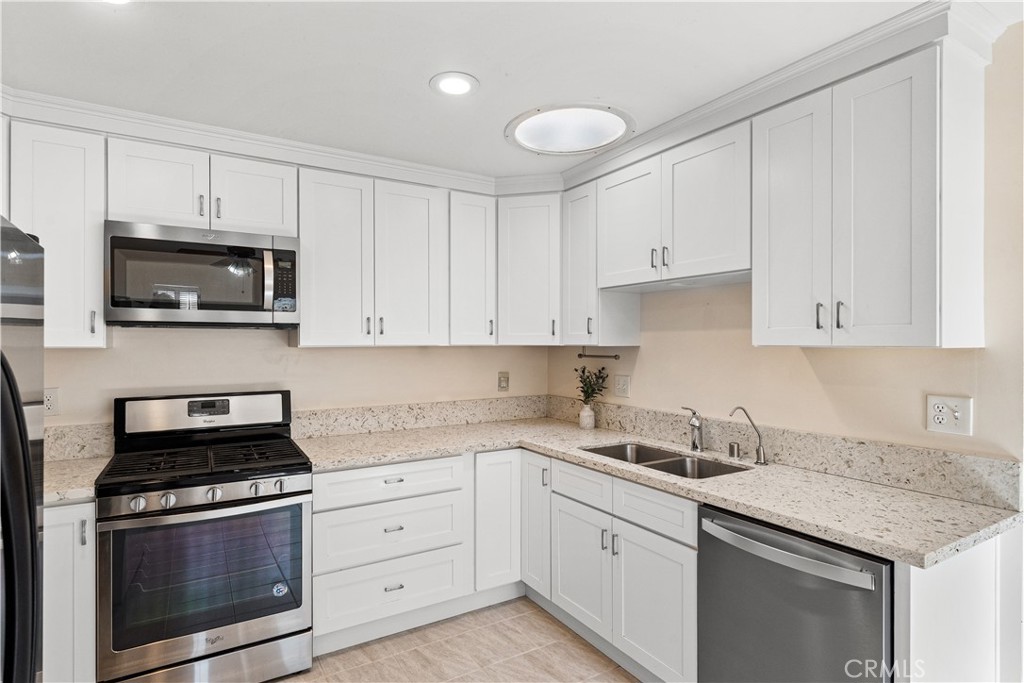 16582 Lucia Lane Huntington Beach, CA 92647 - Photo 8 of 46