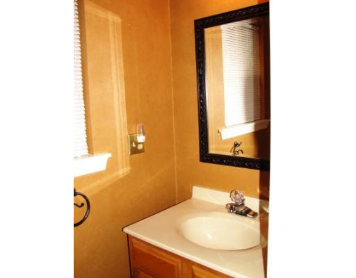 504 Ridgefield Circle, Unit B Clinton, MA 01510 - Photo 7 of 8 Gallery Image 7