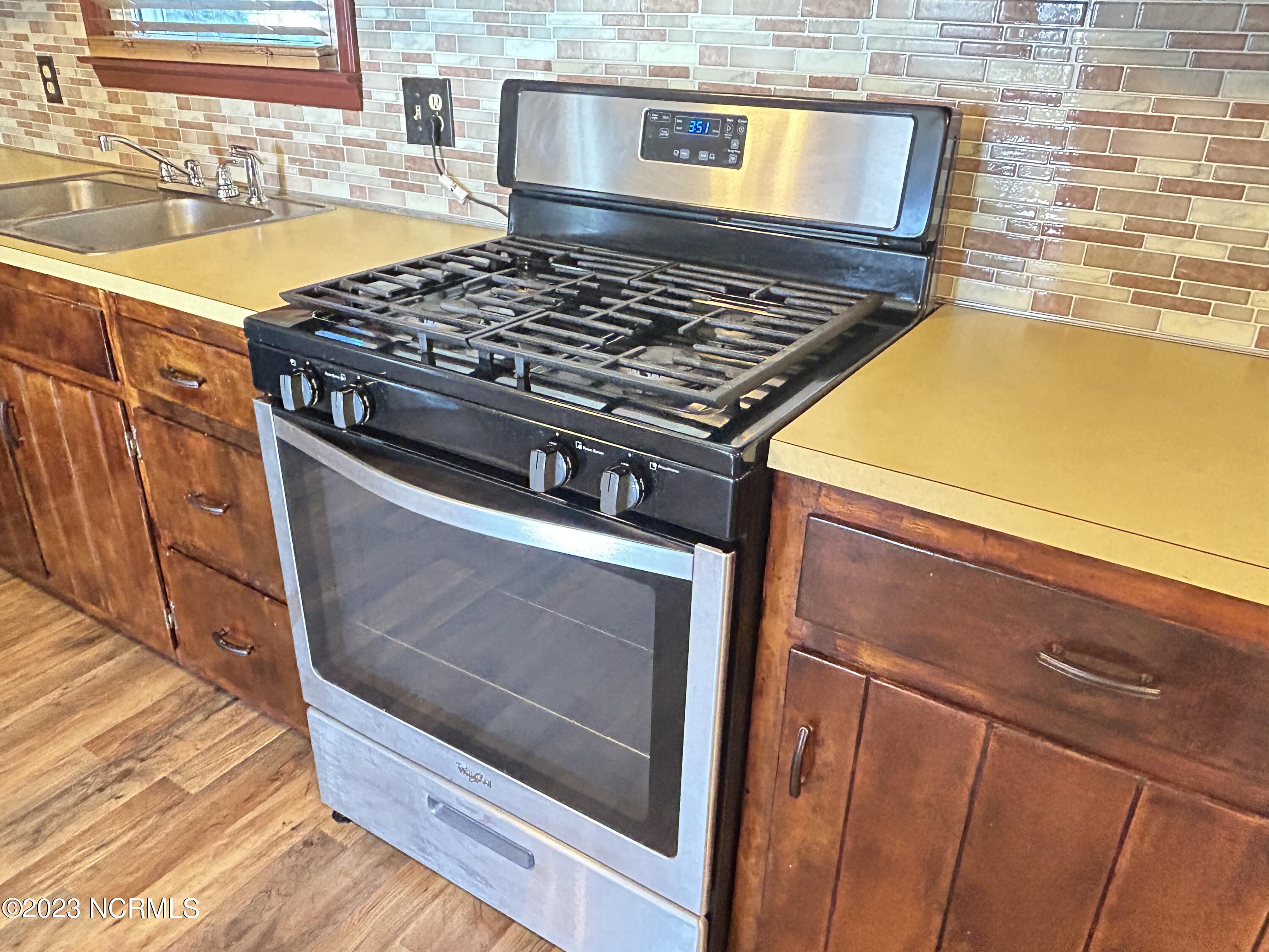 6409 Mary Chapel Road Scotland Neck, NC 27874 - Photo 27 of 51 gas range