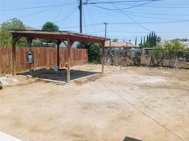 a view of a backyard