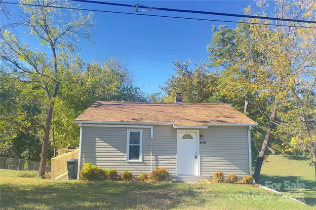 a view of a house with a backyard