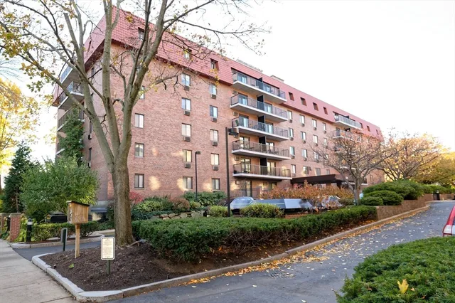 $710,000 | 125 Pleasant Street, Unit 201, Brookline, MA 02446