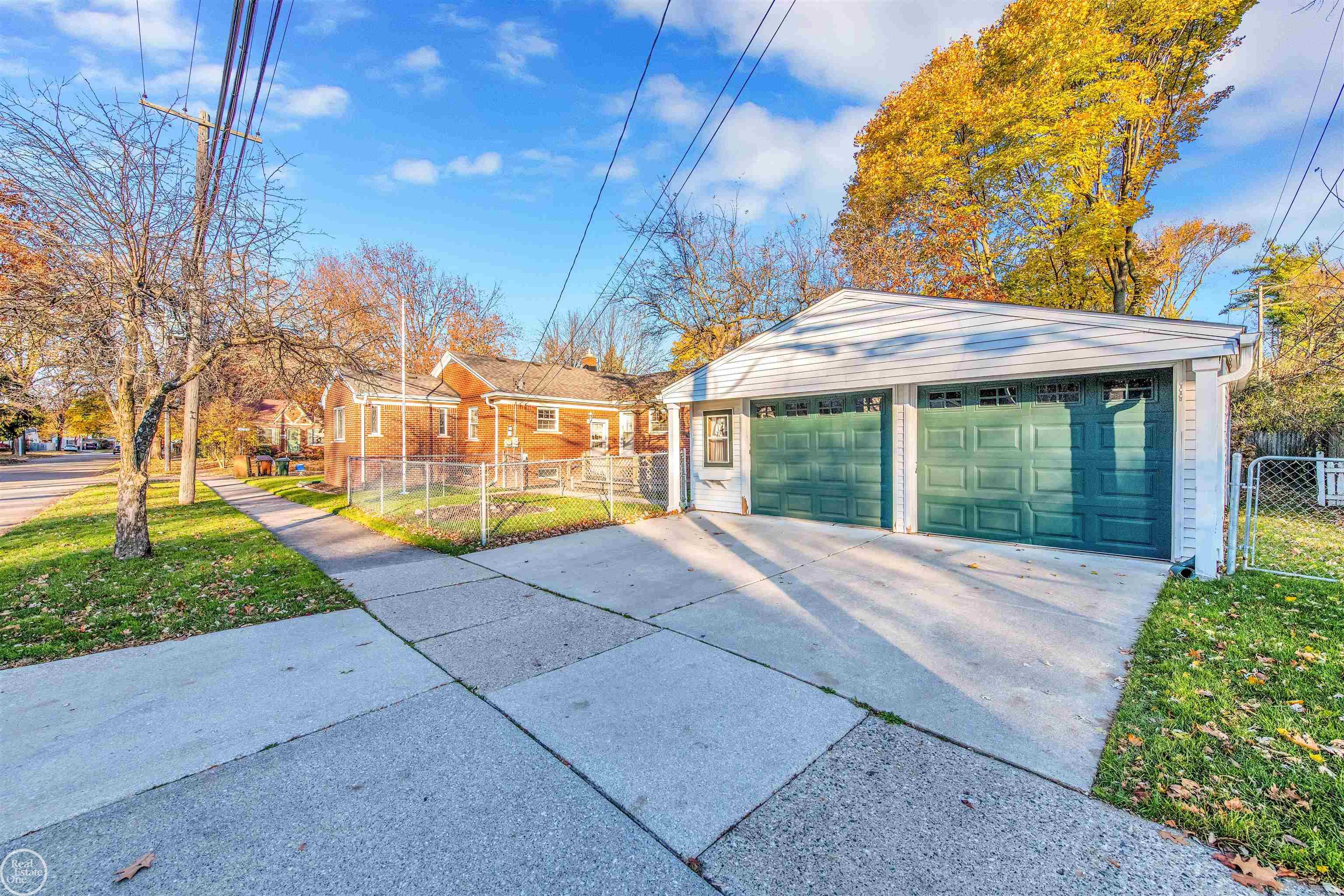 2079 Hampton Road Grosse Pointe, MI 48236 - Photo 39 of 39 50127742-38.JPG