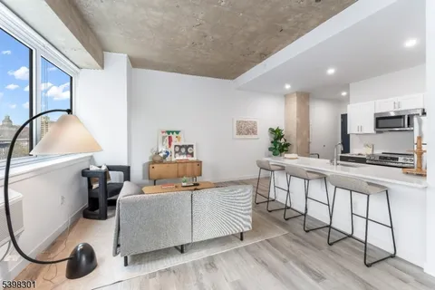 $2,700 | 10 Commerce Court, Unit 2D, Newark, NJ 07102