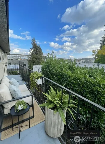 $4,095 | 3927 1st Avenue Northeast, Unit 31, Seattle, WA 98105