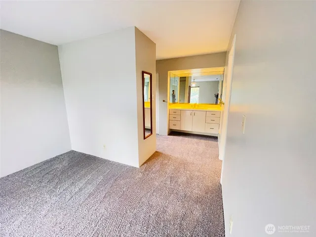 $4,095 | 3927 1st Avenue Northeast, Unit 31, Seattle, WA 98105
