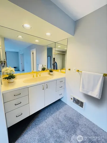 $4,095 | 3927 1st Avenue Northeast, Unit 31, Seattle, WA 98105