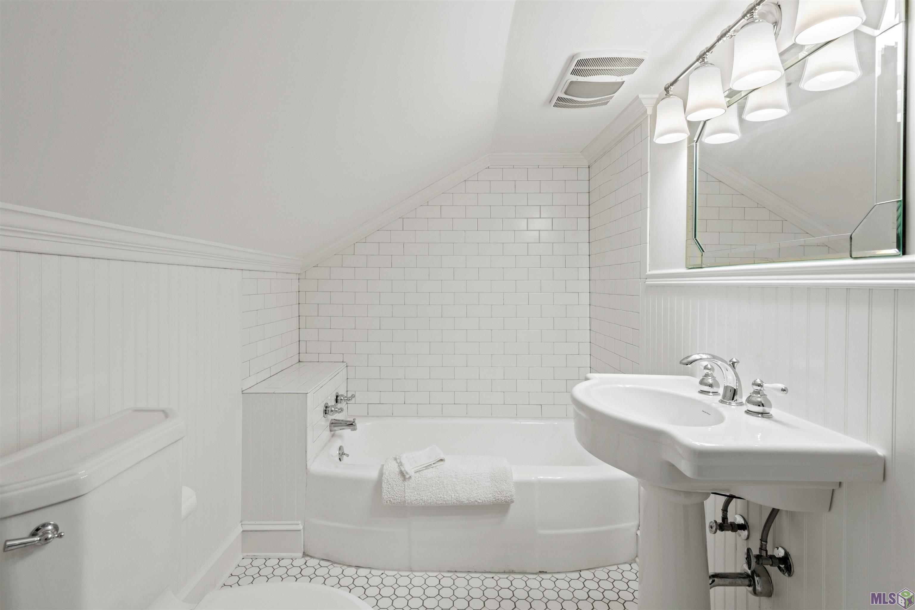 631 Verret Street Houma, LA 70360 - Photo 23 of 38 Upstairs Bath