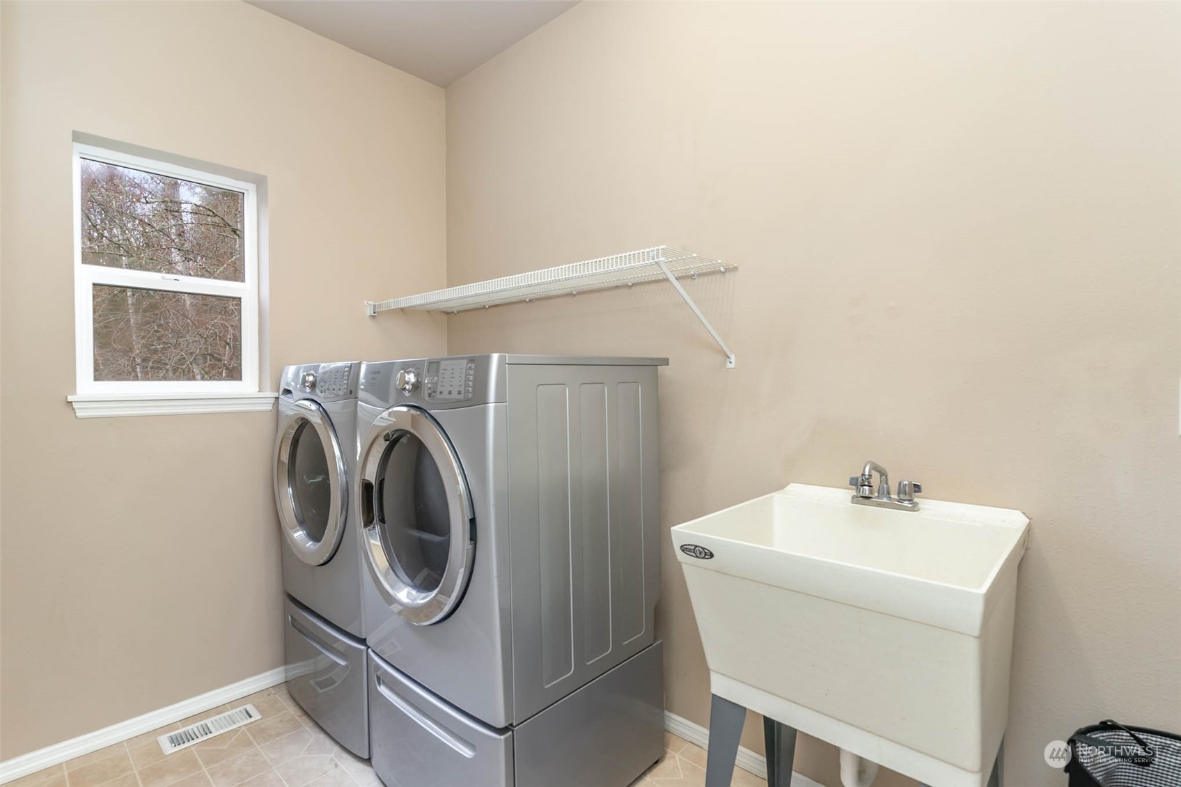 15503 Cedar Grove Road Southeast Issaquah, WA 98027 - Photo 13 of 27 a utility room with dryer and washer