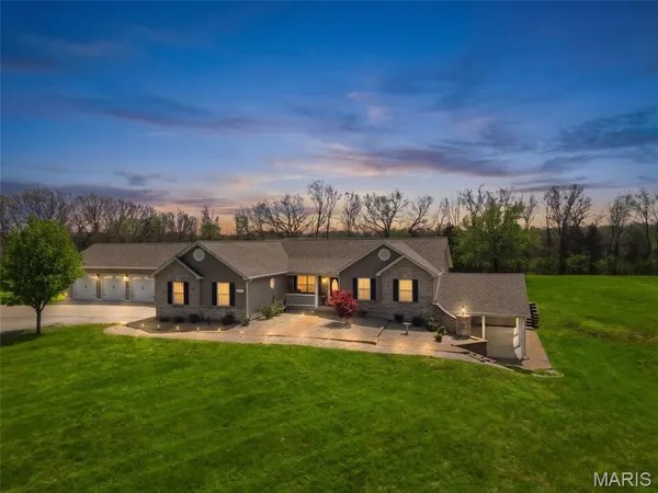 $700,000 | 22146 Glen Ellen Lane, Warrenton, MO 63383