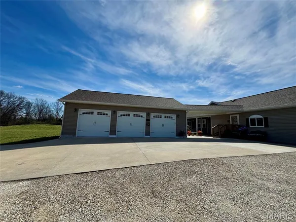 $700,000 | 22146 Glen Ellen Lane, Warrenton, MO 63383