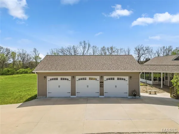 $700,000 | 22146 Glen Ellen Lane, Warrenton, MO 63383