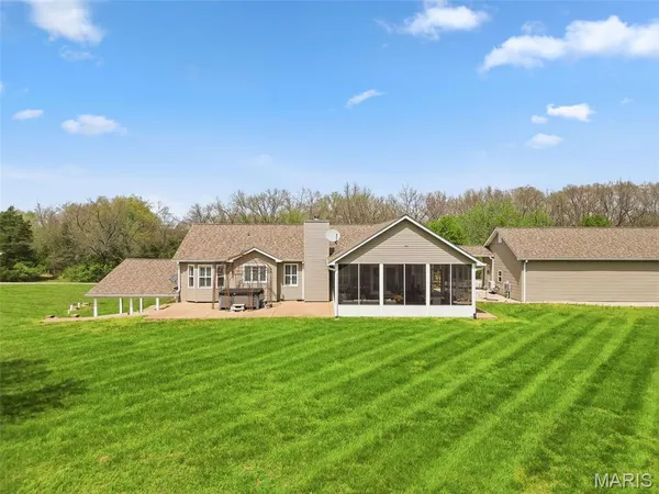 $700,000 | 22146 Glen Ellen Lane, Warrenton, MO 63383